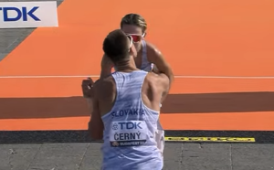 Την περίμενε στον τερματισμό για να της κάνει πρόταση γάμου! – vid