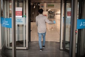 Ξανά τα ίδια με την πανδημία: Τηλέ-ειδικοί και χοαξάδες σηκώνουν πάλι τα μανίκια τους – ΒΙΝΤΕΟ