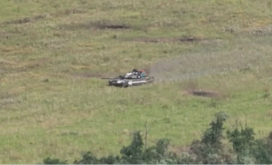 Τρέχοντας εγκαταλείπουν τα φλεγόμενα άρματα!! Συγκλονιστικό ΒΙΝΤΕΟ