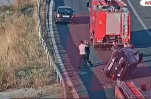 Σε ΒΙΝΤΕΟ το αμόκ του Τούρκου που χτύπησε πυροσβέστες σε διόδια της Θεσσαλονίκης