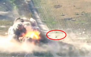 Ουκρανοί στρατιώτες εκσφενδονίζονται δεκάδες μέτρα μετά από ρωσικό χτύπημα, vid