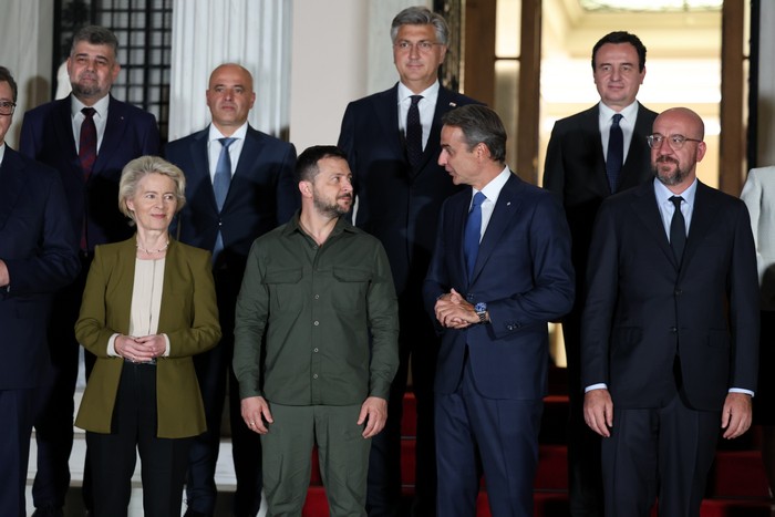 Με την πλάτη στον τοίχο, μετά τις τελευταίες αποκαλύψεις, έρχεται στην Ελλάδα ο Ζελένσκι