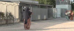 Γαλλία: Απαγορεύουν τη μουσουλμανική αμπάγια στα σχολεία – Δεν επιτρέπεται η χρήση οποιουδήποτε θρησκευτικού συμβόλου…