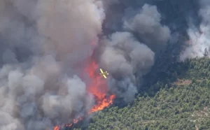 Συγκλονιστικά πλάνα από το συντονιστικό ελικόπτερο της Πυροσβεστικής