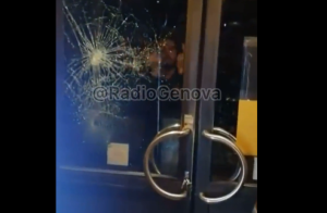 Αλλοδαπός καταστρέφει εστιατόριο στην Βενετία για να βιάσει τις γυναίκες – Ακούγονται ουρλιαχτά, vid