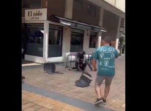 Ισπανοί ορμάνε πάνω σε αλλοδαπό με μαχαίρι!!! Συνταρακτικό ΒΙΝΤΕΟ