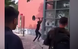 Αλλοδαπός σπάει γραφείο μετανάστευσης στην Γερμανία – Απίστευτο ΒΙΝΤΕΟ
