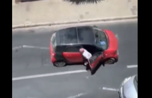 Ιταλία: Αλλοδαπός παρενοχλεί αμάξι! Άντρας βγαίνει από αυτό και τον αρχίζει στο ξύλο – ΒΙΝΤΕΟ