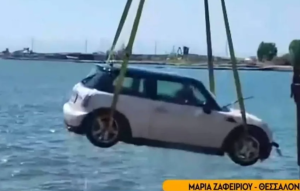 Χαλκιδική: Όχημα βρέθηκε να επιπλέει στη θάλασσα στα Νέα Μουδανιά, vid