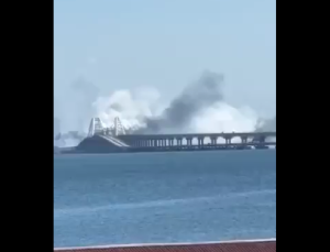 Εκρήξεις και καπνοί στη γέφυρα της Κριμαίας! Απόπειρα επίθεσης με πυραύλους S-200 – vid
