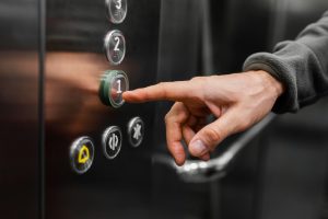 Θεσσαλονίκη: Κάλεσε το ασανσέρ και δεν πρόσεξε ότι έλειπε ο θάλαμος με αποτέλεσμα να πέσει στο κενό από ύψος 5-6 μέτρων!