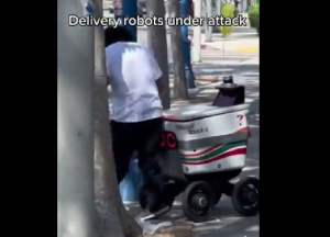 Επιτίθενται στα ρομπότ-delivery και κλέβουν από μέσα τις παραγγελίες, vid