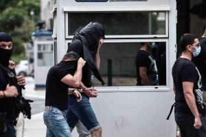 Νέα Φιλαδέλφεια: Απολογούνται σήμερα οι τελευταίοι 35 κατηγορούμενοι για τα επεισόδια έξω από το γήπεδο της ΑΕΚ