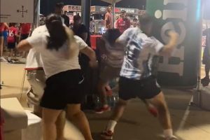 Ξύλο και λαβές ελληνορωμαϊκής πάλης μεταξύ φιλάθλων έξω από το γήπεδο που έπαιζε ο Μέσι