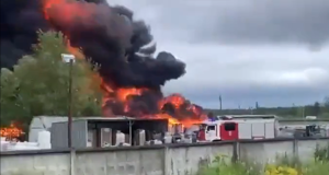 Ρωσία: Μεγάλη πυρκαγιά μαίνεται σε αποθήκη λιπασμάτων στη Μόσχα! (video)
