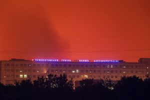 «Εμπόλεμη ζώνη» η Αλεξανδρούπολη: Σε πλοίο ασθενείς του νοσοκομείου για να φύγουν από την φωτιά, vid