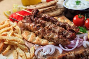 «Ξεχάστε στο φθηνό φαγητό»: Απλησίαστα τα αγαπημένα fast food των Ελλήνων, vid