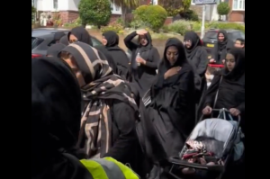 Ισλαμικό χαλιφάτο Βρετανίας: Μαζικός περίπατος γυναικών – ΒΙΝΤΕΟ
