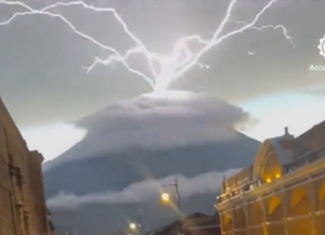 Μοναδική οπτική ψευδαίσθηση: Κεραυνοί… εκτοξεύονται από ηφαίστειο