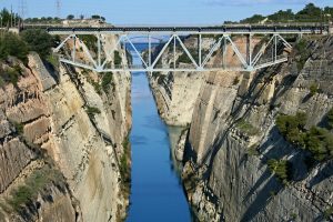 Πρόσκρουση φορτηγού πλοίου στον δίαυλο της διώρυγας της Κορίνθου