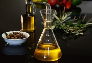 Με αλυσίδα ασφάλισε επιχειρηματίας συσκευασίες λαδιού για να τα προστατεύσει από κλοπές! Σπάει ρεκόρ η τιμή του (video)