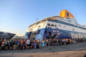 Λιμάνι Πειραιά: Άλλοι φεύγουν για διακοπές και άλλοι επιστρέφουν