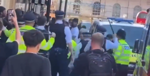 Χάος στο Λονδίνο: Πλήθη συγκεντρώθηκαν για να διαπράξουν λεηλασίες! Έγινε… «κάλεσμα» στο TikTok (video)