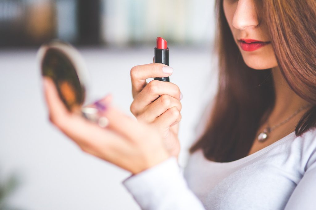 Η viral τεχνική που χαρίζει φυσική λάμψη στο make up σαν να σε φωτίζει το ηλιοβασίλεμα