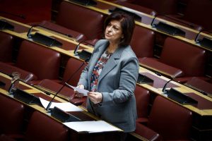Μανωλάκου: Έστειλαν τρεις κλούβες ΜΑΤ σε πλειστηριασμό στα Πατήσια και άφησαν ανενόχλητο το τάγμα φασιστών