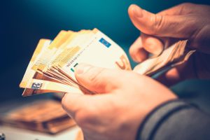 ΟΠΕΚΑ: Στο ταμείο οι δικαιούχοι επιδομάτων