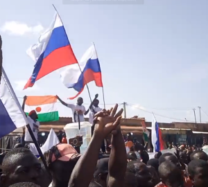Νίγηρας: Διαδηλωτές συγκεντρώθηκαν και σήμερα κρατώντας γιγαντιαίες ρωσικές σημαίες και ζητώντας ελευθερία!!! (video)