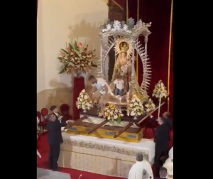 Άφησε τρέχοντας το παιδί του σε βωμό εκκλησίας προκαλώντας σοκ, vid