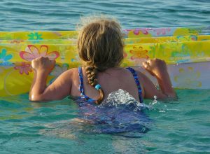 Συναγερμός στην Πάτρα: Δύο ανήλικα κορίτσια παρασύρθηκαν από τα κύματα στην παραλία του Ρίου – Μεγάλη κινητοποίηση