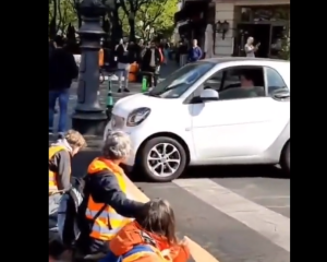 Πήρε έναν κουβά και κατέβρεξε τα οικο-ζόμπι που έκλειναν δρόμο, vid