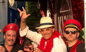 Ο Ελβετός Πρόεδρος συμμετείχε σε Street Parade με πούρο στο χέρι! Του πέταξαν κουτάκι μπύρας στο κεφάλι (video)