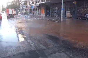 Έσπασε αγωγός νερού πλημμυρίζοντας κεντρικό σημείο της Θεσσαλονίκης, vid