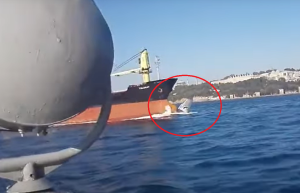 Κάνουν μαγκιές αλλά είναι άχρηστοι: Δείτε ρωσικό ΒΙΝΤΕΟ με φιάσκο των Τούρκων στα Στενά