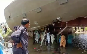 Πακιστάν: Τουλάχιστον 15 νεκροί και 50 τραυματίες από τον εκτροχιασμό επιβατικού τρένου (video)