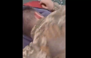 Μισθοφόροι προσπαθούν να συνεφέρουν ναρκωμένο Ουκρανό στρατιώτη, vid