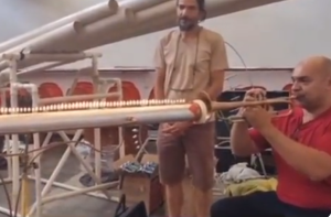 Εκπληκτικό αυτό που κάνει με το πνευστό και τις φλόγες! – vid