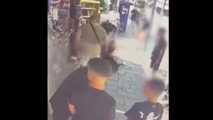 Χαμός στην Κατερίνη: Άνδρας σπρώχνει με δύναμη ανήλικο και τον “πετάει” σε περίπτερο – ΒΙΝΤΕΟ