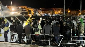 Ιταλία: Στη Λαμπεντούζα έφθασαν ακόμα 573 μετανάστες – Ανάμεσά τους τέσσερις γυναίκες και δύο ανήλικα
