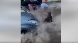 Ακόμα ένα απίστευτο ΒΙΝΤΕΟ από το κέντρο της Αθήνας!! Τον έσωσαν από βέβαιο πνιγμό…