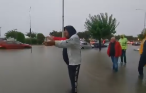 «Πού πάτε ρε;; Είναι τρέλα»! Μπέος κατά οδηγών μέσα στην πλημμύρα, vid