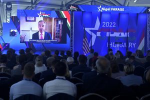 Βρετανία: Η αστυνομία απήγγειλε κατηγορίες εναντίον ενός 28χρονου που επιτέθηκε εναντίον του Νάιτζελ Φάρατζ(vid)