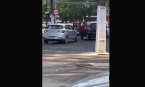 Τον απειλούσε με τη χατζάρα στη μέση του δρόμου! Αυτό που έπαθε στο τέλος δεν περιγράφεται, vid