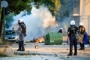 «Φονιάδες»!! Επεισόδια με ΜΑΤ στη Λάρισα όπου βρίσκεται ο Μητσοτάκης, vid