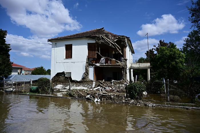 Καρδίτσα-Πλημμύρες: Εγκαταλείφθηκαν ολόκληρα χωριά – Μάχη των κατοίκων με τις λάσπες