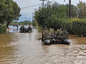 Η φωτογραφία με τον πεζοναύτη στις πλημμύρες που συγκίνησε όλη την Ελλάδα