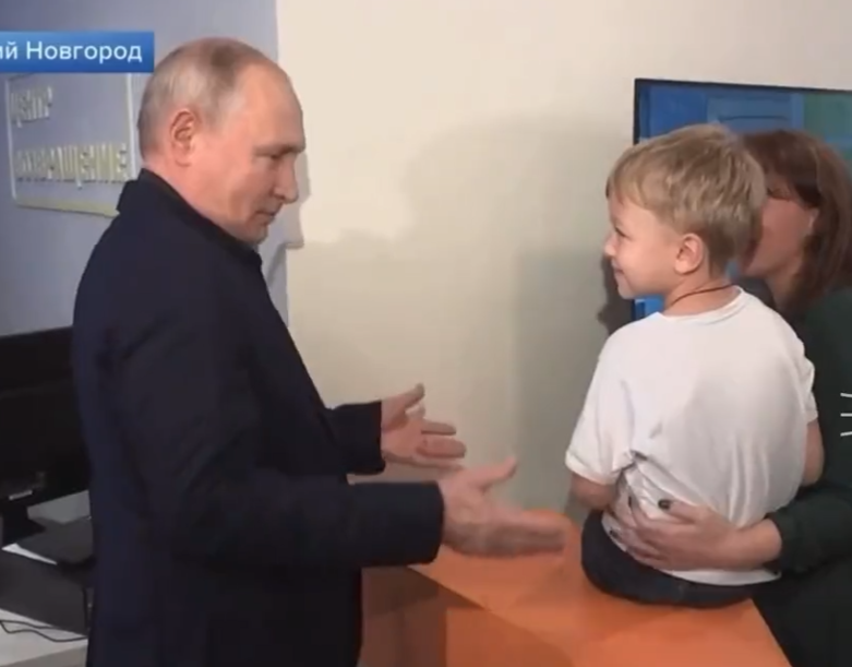 Η απάντηση του πιτσιρικά αιφνιδίασε τον Πούτιν, vid